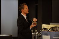 How I Met Your Mother – Ahnt Barney (Neil Patrick Harris) bereits, dass seine Freunde sich in einem Wandschrank verstecken?