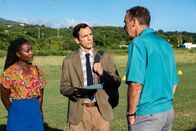Death in Paradise – Naomi Thomas (Shantol Jackson, l.) und DI Neville Parker (Ralf Little, M.) setzen den Piloten Peter Holcroft (Richard Lintern, r.) unter Druck: War Kurt Henderson tatsächlich an Bord seines Flugzeugs? Und welche Verbindung hat Peter zu Taylor Fielding, der regelmäßig seine Maschinen charterte und nun im Zentrum der Ermittlungen steht?