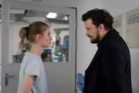 Nachtschicht – Krankenschwester Emma (Nora von Waldstätten, l.) wird von ihrem eifersüchtigen Ex-Ehemann Mario (Sascha Alexander Gersak, r.) verfolgt.