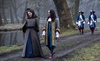 Versailles – Henriette (Noémie Schmidt), Louis XIV (George Blagden)