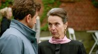 Rote Rosen – Victoria (Caroline Schreiber, r.) drängt bei Arthur (Vivian Frey, l.) auf eine schnelle Hochzeit. Doch Arthur bleibt gelassen…