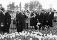 Unser Land in den 50ern – Der Bundeskanzler Konrad Adenauer (1. Reihe, 3. v. l.) auf seinem Eröffnungsrundgang der Bundesgartenschau in Köln am 26.04.1957; rechts von ihm (Mann mit hellem Anzug) der Kölner Oberbürgermeister Theo Burauen und neben diesem der Kölner Gartendirektor Kurt Schönbohm.