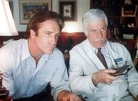 Diagnose: Mord – Steve (Barry Van Dyke, l.) und Mark (Dick Van Dyke, r.) kontrollieren das Videoband der Geiselnahme.