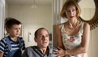 Funny Games – Georg (Ulrich Mühe, r.), seine Frau Anna (Susanne Lothar) und ihr Sohn Schorschi (Stefan Clapczynski) werden von zwei durchgeknallten Sadisten bedroht und gequält. . Funny Games