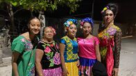 Sara Nuru - Abenteuer Mexiko – Herausgeputzt: Sara mit Estrella und Familie kurz vor dem großen Muxes-Fest, das einmal jährlich in Juchitán de Zaragoza stattfindet.