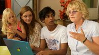 Das Kindermädchen: Mission Mauritius – Henriette (Saskia Vester), Marie (Pia Soppa), Stella (Ella Gertz) und Jimme (Tatzme Pillay) kommen Veronika Fuchs' Geheimnis auf die Spur...
