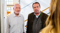 Watzmann ermittelt – Benedikt Beissl (Andreas Giebel, M.) stellt zusammen mit Alois Rittler (Sepp Schauer, l.) desse Tochter Lena (Teresa Klammert, r.) zur Rede.