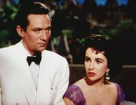 Elefantenpfad – Obwohl John Wiley (Peter Finch, l.) seiner Frau Ruth (Elizabeth Taylor, r.) ein Leben im Wohlstand bietet, fühlt sie sich nicht wohl in Indien ...
