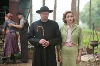 Father Brown – Father Brown (Mark Williams, l.) und Lady Felicia (Nancy Carroll, r.) sind schockiert über das, was beim fahrenden Volk vor sich geht.