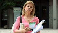 Mutter auf Streife – Mia (Mira Bartuschek) hat sich Bewerbungsunterlagen bei der Polizei geholt.