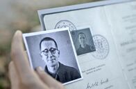 Bertolt Brecht - Flüchtlingsgespräche – Während die deutsche Wehrmacht immer näher rückt, wartet Brecht in Finnland ein Jahr lang auf sein US-amerikanisches Visum – wissend, dass sein Überleben von diesem einen Stück Papier abhängt.