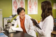 Community – Annie (Alison Brie, r.) wird darum gebeten, bei medizinischen Untersuchungen zu helfen, die Changs (Ken Jeong, l.) Amnesie betrifft ...