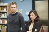 Community – Enttäuscht darüber, abgewiesen zu werden, zweifelt Jeff (Joel McHale, l.) zuerst an seiner Attraktivität, doch dann entdeckt er die wahren Gründe für Wu Meis (Michelle Krusiec, r.) Zuneigung für Pierce ...