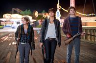 Zombieland – Little Rock (Abigail Breslin, l.) und ihre Schwester Wichita (Emma Stone, M.) halten zusammen mit dem College-Studenten Columbus (Jesse Eisenberg, r.) Ausschau nach Zombies, die überall im Vergnügungspark Pacific Playland in der Dunkelheit lauern könnten.