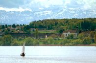 Ein Sommer am Bodensee – Segelboot vor Berg-Kulisse: Der Bodensee ist der zweitgrößte Alpensee Europas.