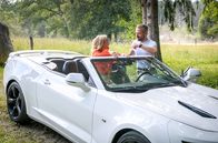 Sturm der Liebe – Erik (Sven Waasner , r.) überrascht Yvonne (Tanja Lanäus, l.) mit einer romantischen Autofahrt.