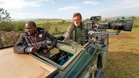 Die Leopardin – Der Autor Reinhard Radke an der Kamera mit dem Feldassistenten Jonathan Tira. Jonathan hat ein extrem gutes Auge für Leoparden. Der Hohe Kameraaufbau auf dem Dach war die Ausnahme, meist wurde aus möglichst niedriger Perspektive gedreht.