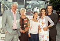 Sehnsucht nach Rimini – Marianne Toeplitz (Nicole Heesters, 2.v.li.) begleitet spontan ihre Enkelin Nellie (Vanessa Berthold, 3.v.re.) nach Rimini, wo sie ihre große Jugendliebe Giuseppe (Juraj Kukura, li.) wieder trifft. Mariannes Tochter Susanne (Rebecca Immanuel) reist hinterher und kittet dabei die geschiedene Ehe mit ihrem Ex-Mann Jan (Timothy Peach).