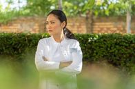 In aller Freundschaft – Mai Duong Kieu spielt die Neurochirurgin Dr. Lilly Phan.