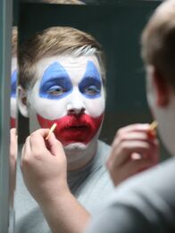 Evil - Gesichter des Bösen – Gacy transforming into Pogo the clown.