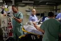 Navy CIS – Nachdem Gibbs (Mark Harmon, liegend) von dem fehlgeleiteten Jungen Luke angeschossen wurde, versucht der engagierte Navy-Arzt Dr. Cyril Taft (Jon Cryer, M.) in einer langwierigen Operation alles, um ihm das Leben zu retten ...