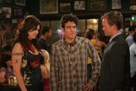 How I Met Your Mother – Ted (Josh Radnor, M.) bereitet sich auf ein unbeschwertes Leben als Single vor, als Robin plötzlich wieder in ihrer Stammkneipe auftaucht. Sie präsentiert ihm und Barney (Neil Patrick Harris, r.) ihren neuen gut aussehenden Freund Gael, den sie während ihres Aufenthalts in Argentinien kennen gelernt hat. Daraufhin schmeißt sich Ted sofort ins Nachtleben und versucht, eine tolle Frau an Land zu ziehen. Dabei gerät er an die Punkerin Amy (Mandy Moore, l.) ...