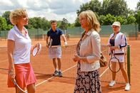 Die Rosenheim-Cops – Als ein Mord im noblen Rosenheimer Tennisclub passiert, sind die Spielerinnen Uta Reisch (Melanie Wiegmann, l.) und Christiane Loth (Isabella Schmid, r.) sowie Trainer Julian Steger (Jan Hartmann, 2.v.l.) entsetzt. Verena Danner (Katharina Abt, 2.v.r.) beginnt mit den Ermittlungen.