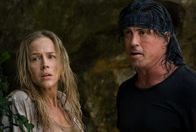 John Rambo – Schon 60 Jahre dauert der Konflikt zwischen Birmanen und Karen an der nahen thailändisch-birmanischen Grenze. Mitten drin: der Kämpfer John Rambo (Sylvester Stallone, r.) und die Missionarin Sarah (Julie Benz, l.) ...