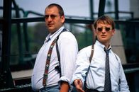 Kommissar Rex – Peter Höllerer (Wolf Bachofner, l.) und Christian Böck (Heinz Weixelbraun, r.) haben noch keine Ahnung, wer ihr neuer Chef werden wird. Aber das ist im Moment noch egal, viel wichtiger ist ihnen, wer sich da gerade in ihren Fall einmischt ...