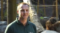Leopard, Seebär & Co. – Tierpfleger Philipp Detzner ist gespannt, wie kreativ die Orang-Utans mit der neuen Labyrinth-Kiste umgehen. Weitere Fotos auf Anfrage.