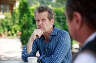 Watzmann ermittelt – Der Mediator Magnus Hirschel (Sebastian Mirow l.) folgt bedenklich, was Kommissar Beissl (Andreas Giebel r.) über das Schicksal seiner Klientin zu sagen hat.