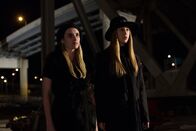 American Horror Story – Zoe (Taissa Farmiga, r.) und Madison (Emma Roberts, l.) geben alles, um Fiona endlich loszuwerden ...