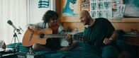 3 Hz – Thomas (Stan Van Samang) bringt Felix (Junes Callaert) auf der Gitarre den Lieblingssong von Marijke bei.