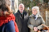 Sturm der Liebe – Eva (Uta Kargel, l.) schüttet Alfons (Sepp Schauer, M.) und Hildegard (Antje Hagen, r.) ihr Herz aus.