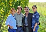 Hopfensommer – Karl Singhammer (Fritz Karl, 2.v.li.) ist zu seinem Vater Josef (Elmar Wepper) und seiner Mutter Franziska (Gaby Dohm, li.) zurück gekommen. In der jungen Sophie (Christina Hecke) findet er eine tüchtige Hopfenbäuerin.