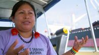 WELTjournal + – Alessandra Munduruku ist im brasilianischen Regenwald aufgewachsen. Sie studiert Jus, um den Lebensraum der Indigenen besser verteidigen zu können.