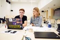 WeltWeit – „Hackathon“: Korrespondentin Diana Weidlinger mit dem 18-jährigen Schüler Trevor Kaarde. Er bastelt mithilfe digitaler Tools und Künstlicher Intelligenz an seiner eigenen Firma.