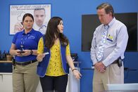 Superstore – Wenn er schon nicht wegen Dina (Lauren Ash, l.) beten darf, möchte Glenn (Mark McKinney, r.) wenigstens, dass Amy (America Ferrera, M.) ein paar nette Worte im Gedenken an den im Supermarkt aufgefunden Toten spricht. Schwierig, denn keiner kannte ihn ...