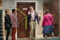 The Big Bang Theory – Sheldon (Jim Parsons, 2.v.r.) und Amy (Mayim Bialik, r.) holen die Date-Nights nach, die während Sheldons Zugreise ausgefallen sind, da sie vertraglich dazu verpflichtet sind. In der Hoffnung ein Doppeldate würde auch doppelt zählen, lädt Sheldon kurzerhand Penny (Kaley Cuoco, l.) und Leonard (Johnny Galecki, 2.v.l.) ein. Doch kann das gut gehen?
