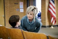 Young Sheldon – L-R: Sheldon (Iain Armitage) und Meemaw (Annie Potts)