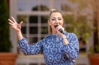 Immer wieder sonntags – Tanja Lasch besang im letzten Jahr das Abenteuer Lagerfeuer. Was die Schlagersängerin diesen Sommer bewegt hören ihre Fans bei der Sendung "Immer wieder sonntags", live übertragen aus dem Europa-Park in Rust.