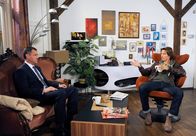 Rote Rosen – ARD ROTE ROSEN FOLGE 1642 Uhr im ERSTEN. Ben (Hakim Michael Meziani, r.) analysiert vor Torben (Joachim Kretzer, l.), dass er seine Midlife-Crisis nur annehmen, aber nicht bekämpfen kann.