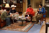The Big Bang Theory – Männerabend: Sheldon (Jim Parsons, 2.v.l.), Raj (Kunal Nayyar, r.), Leonard (Johnny Galecki, l.) und Howard (Simon Helberg, 2.v.r.) ...