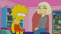 Die Simpsons – Als Lisa (l.) zur unbeliebtesten Schülerin gewählt wird, ist sie völlig frustriert. Doch dann kommt Lady Gaga (r.) in die Stadt ...