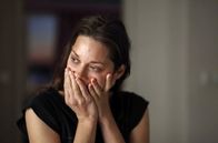 Der Geschmack von Rost und Knochen – Stéphanie (Marion Cotillard) ist nach ihrem Unfall am Boden zerstört. Durch Alis Einfluss findet sie langsam wieder ins Leben zurück.