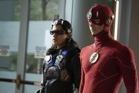 The Flash – Mecha-Vibe (Carlos Valdes, l.); The Flash (Grant Gustin, r.)