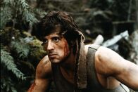 Rambo I – Rambo (Sylvester Stallone) kehrt traumatisiert aus Vietnam zurück. Als Provinzsheriff Teasle und dessen Kollegen den "Landstreicher" quälen, flieht er in den Wald und lauert den Peinigern auf ...