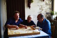 Jamie kocht Italien – (v.l.n.r.) Jamie Oliver; Nonna Theresa; Gennaro Contaldo