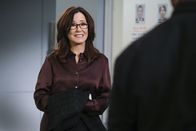 Major Crimes – Sharon Raydor (Mary McDonnell) +++ Die Verwendung des sendungsbezogenen Materials ist nur mit dem Hinweis und Verlinkung auf TVNOW gestattet. +++; Sharon Raydor (Mary McDonnell) +++ Die Verwendung des sendungsbezogenen Materials ist nur mit dem Hinweis und Verlinkung auf TVNOW gestattet. +++