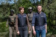 In Wahrheit – Judith Mohn (Christina Hecke) und Freddy Breyer (Robin Sondermann) bereiten sich mit dem SEK auf eine Rettungsaktion im saarländischen Wald vor.